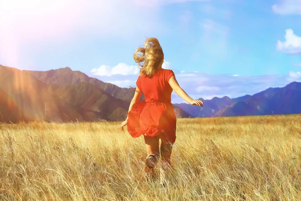 Montagna Viaggio Campo Ragazza Libertà Felicità Concetto Attivo — Foto Stock