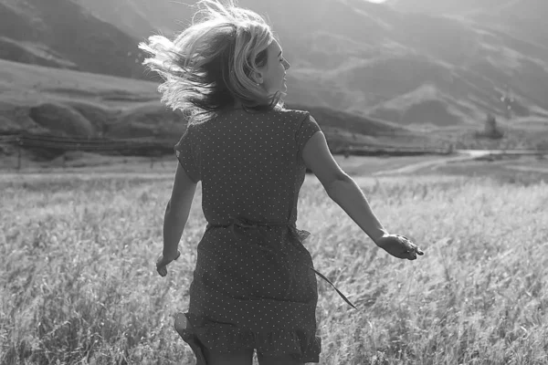 Montagna Viaggio Campo Ragazza Libertà Felicità Concetto Attivo — Foto Stock