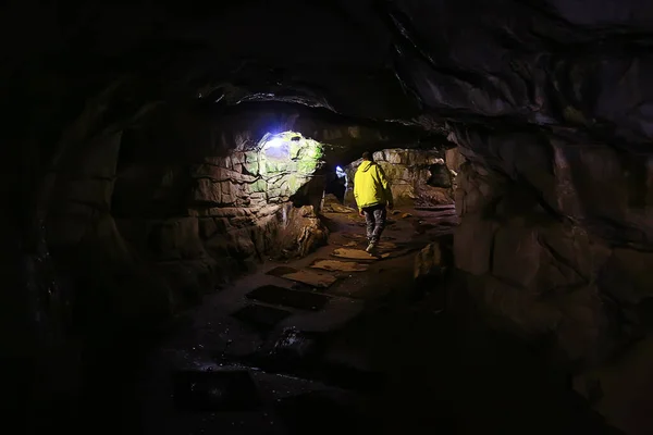 Печерний Турист Подорожі Пригодницький Пейзаж Чоловік Лунці — стокове фото