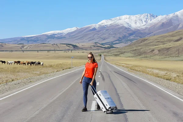 Sexy Meisje Met Koffer Snelweg Zomer Reizen Vrijheid Vrouw Toerist — Stockfoto