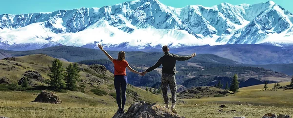 Casal Mãos Para Cima Montanhas Paisagem Aventura Vista Ativa — Fotografia de Stock