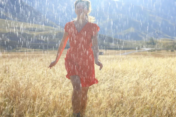 Chica Campo Montañas Vestido Libertad Respetuoso Del Medio Ambiente Paisaje —  Fotos de Stock