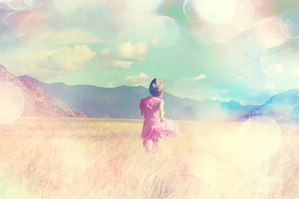 Mädchen Auf Dem Feld Berge Kleid Freiheit Umweltfreundlich Sommer Landschaft — Stockfoto