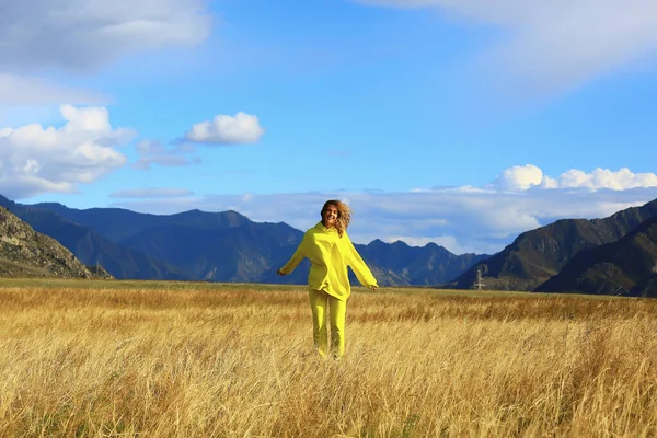 Campo Montagne Salto Ragazza Stile Vita Attivo All Aperto Libertà — Foto Stock