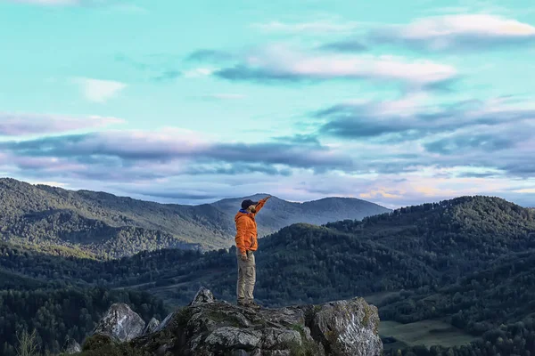 人間の山瞑想旅行自然野外活動 — ストック写真