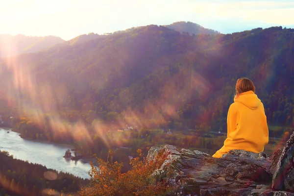 Bela Fêmea Montanhas Com Humor Meditação Verão Paisagem Natureza — Fotografia de Stock