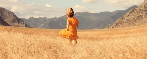 Montagna Viaggio Campo Ragazza Libertà Felicità Concetto Attivo — Foto Stock