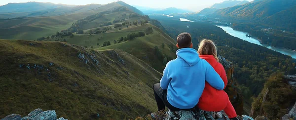 Pareja Abrazándose Montañas Paisaje Romance Felicidad Aventura Juntos Activo — Foto de Stock