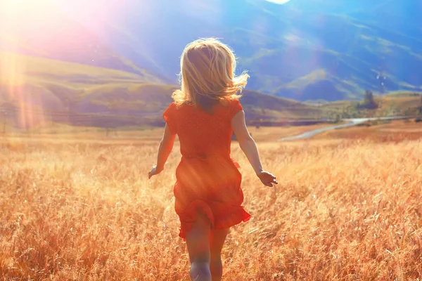 Montagna Viaggio Campo Ragazza Libertà Felicità Concetto Attivo — Foto Stock