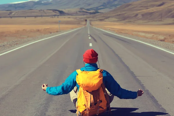 Yol meditasyon seyahati adam oturmuş meditasyon yapıyor özgürlük.