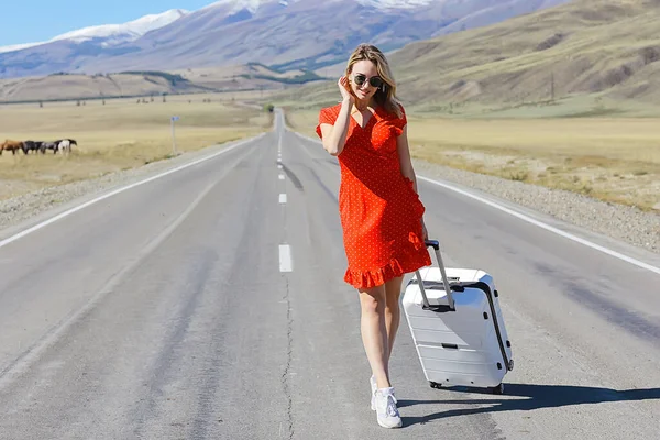 Sexy Mädchen Kleid Mit Koffer Auf Der Autobahn Sommer Reisefreiheit — Stockfoto