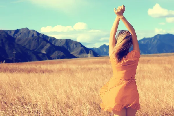 Menina Campo Montanhas Vestido Liberdade Eco Friendly Paisagem Verão Descanso — Fotografia de Stock