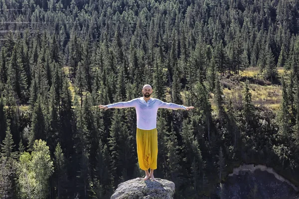 Buddhismus Meditace Cestování Muž Dělá Jógu Tradičních Žlutých Kalhotách Přírodě — Stock fotografie