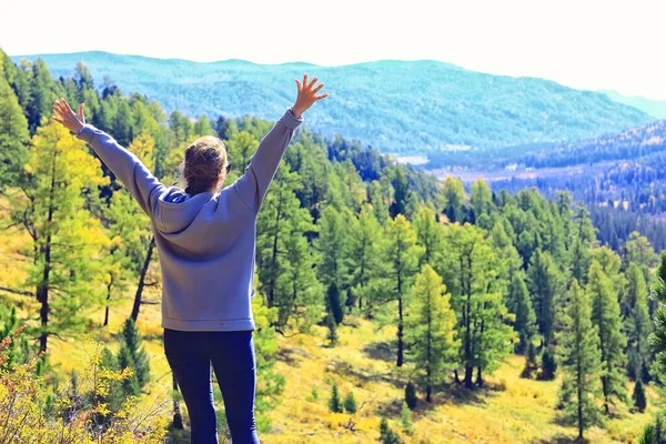 Montagne Fille Levé Ses Mains Vers Haut Aventure Nature Liberté — Photo