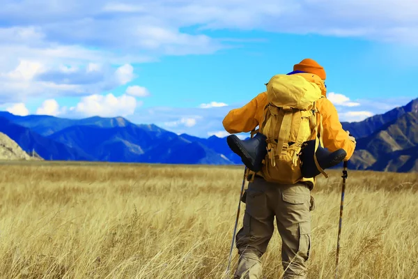 Trekking Hory Muž Chůze Hole Cestování Dobrodružství Muž Batohem — Stock fotografie