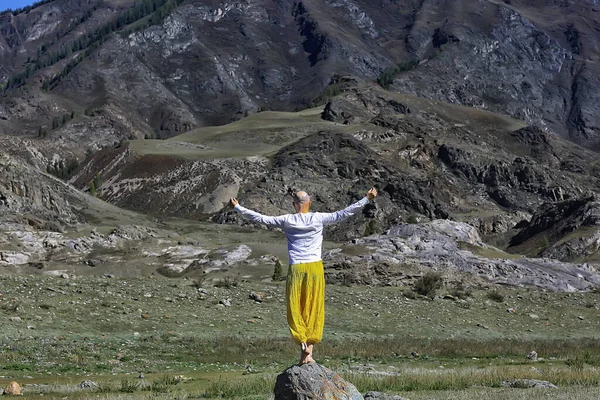 Buddismo Meditazione Viaggi Uomo Che Yoga Pantaloni Gialli Tradizionali Natura — Foto Stock