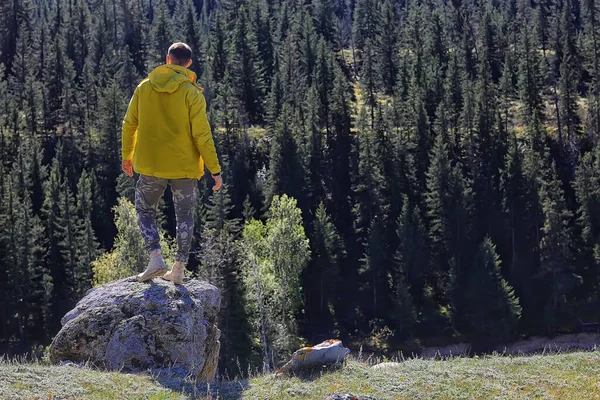 Muž Horách Meditačním Duchem Cestování Příroda Outdoorové Aktivity — Stock fotografie