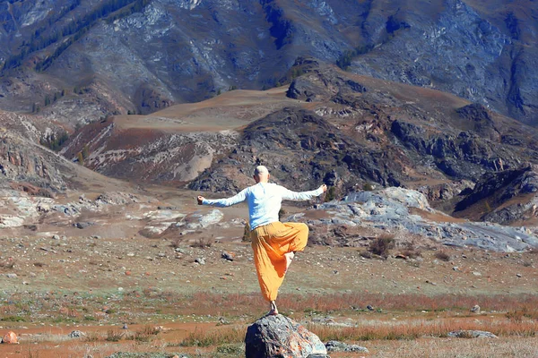 Buddismo Meditazione Viaggi Uomo Che Yoga Pantaloni Gialli Tradizionali Natura — Foto Stock