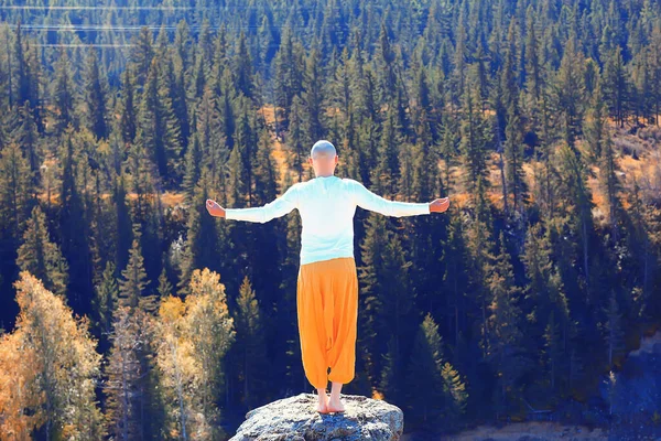 Budizm Meditasyon Seyahati Insan Doğada Geleneksel Sarı Pantolonla Yoga Yapıyor — Stok fotoğraf