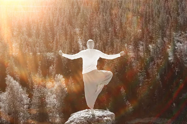 Perjalanan Meditasi Buddha Manusia Melakukan Yoga Celana Kuning Tradisional Alam — Stok Foto