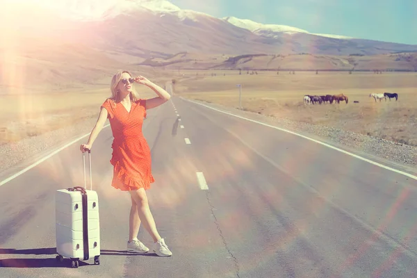 Female Concept Hitchhiking Dress Luggage Woman Travel Tourist — Stock Photo, Image