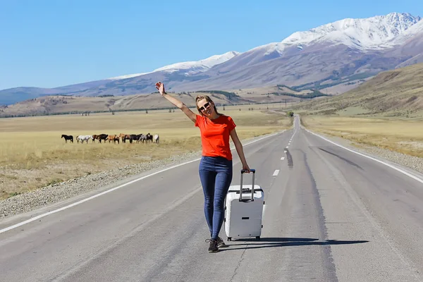 Sexy Meisje Met Koffer Snelweg Zomer Reizen Vrijheid Vrouw Toerist — Stockfoto