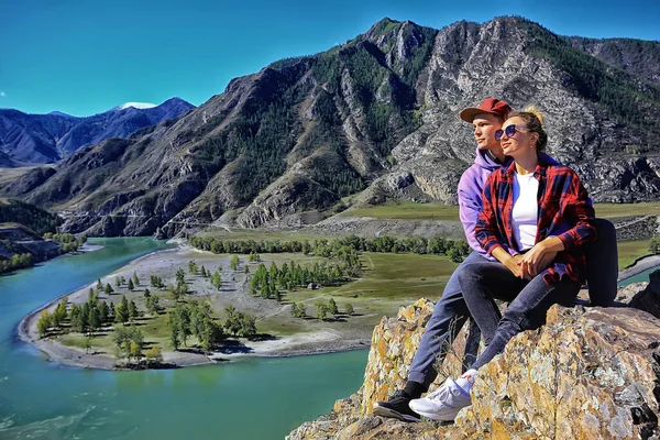 Dağlarda kucaklaşan çiftler, romantik mutluluk maceraları birlikte aktif.