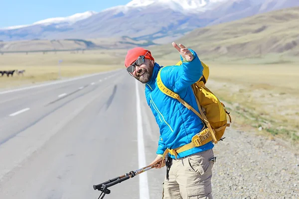 Estrada Aventura Mochila Homem Paisagem Trekking Montanhas Ver Liberdade — Fotografia de Stock