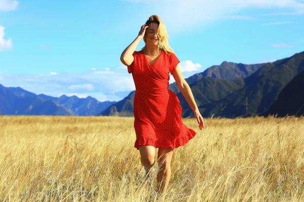 女孩在田野里穿着自由 生态友好 夏季风景积极休息 — 图库照片