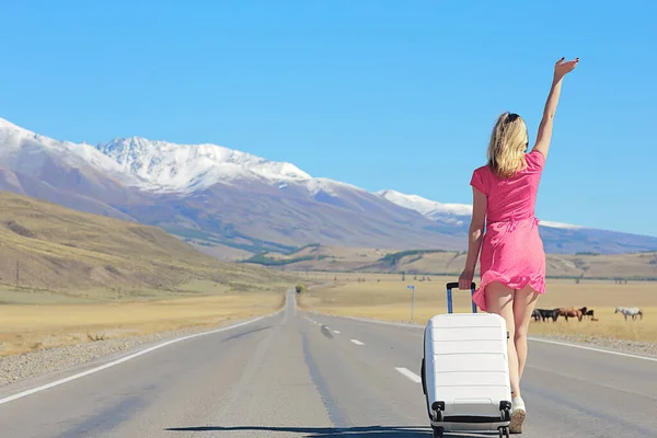 Meisje Wandelen Snelweg Met Bagage Koffer Reizen Uitzicht Van Achteren — Stockfoto