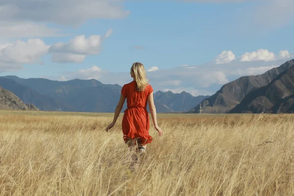 Montagna Viaggio Campo Ragazza Libertà Felicità Concetto Attivo — Foto Stock