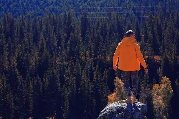 Homem Montanhas Com Espírito Meditação Viajar Natureza Atividades Livre — Fotografia de Stock