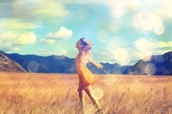Девушка Поле Горы Одеваются Свободы Экологически Чистые Летний Пейзаж Активного — стоковое фото