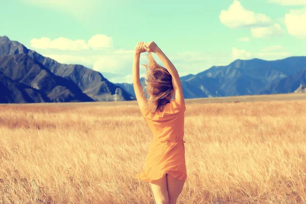 Montagna Viaggio Campo Ragazza Libertà Felicità Concetto Attivo — Foto Stock