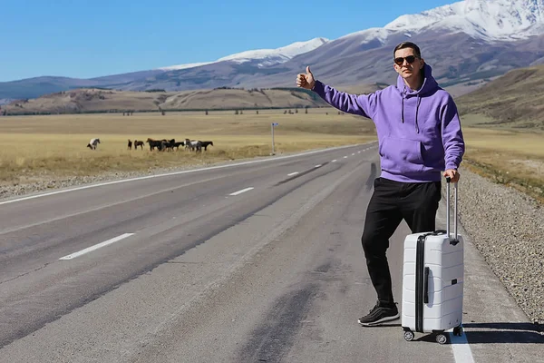 Cara Estrada Mala Montanhas Paisagem Viajante Aventura Liberdade Bagagem Paisagem — Fotografia de Stock