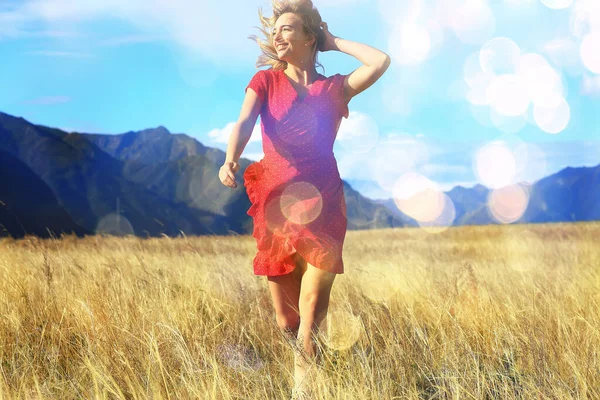 Menina Campo Montanhas Vestido Liberdade Eco Friendly Paisagem Verão Descanso — Fotografia de Stock