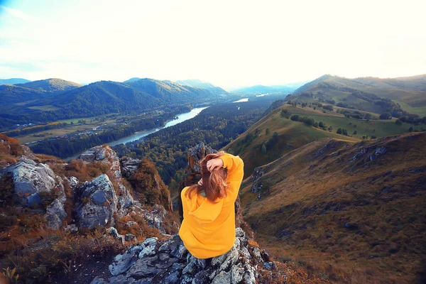 Bela Fêmea Montanhas Com Humor Meditação Verão Paisagem Natureza — Fotografia de Stock