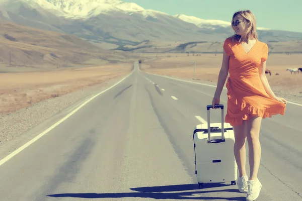 公路上穿着手提箱的性感女孩 夏天旅行的自由 女游客 — 图库照片