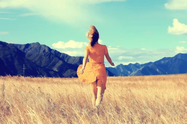 Montagna Viaggio Campo Ragazza Libertà Felicità Concetto Attivo — Foto Stock