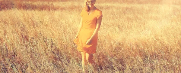 Mädchen Auf Dem Feld Berge Kleid Freiheit Umweltfreundlich Sommer Landschaft — Stockfoto