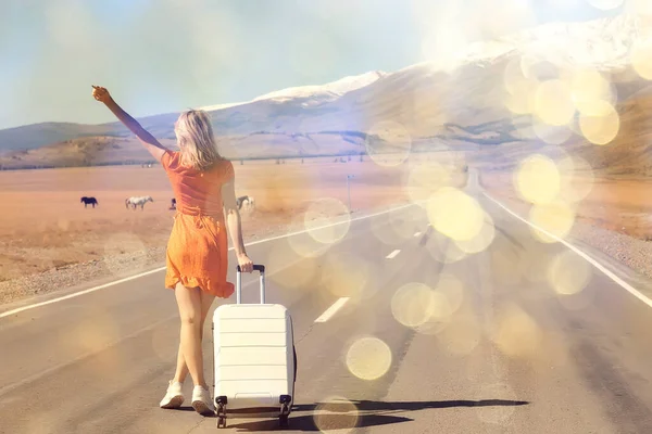 Girl Walking Highway Luggage Suitcase Travel View Back Landscape America — Stock Photo, Image