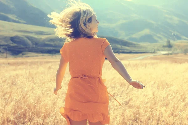 Ragazza Nel Campo Montagne Vestire Libertà Eco Friendly Paesaggio Estivo — Foto Stock