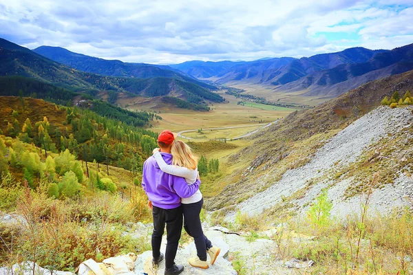 Casal Outono Altai Amantes Montanhas Aventuras Ativas Viagens Turismo Feliz — Fotografia de Stock