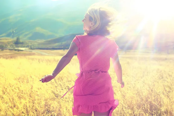 Montagna Viaggio Campo Ragazza Libertà Felicità Concetto Attivo — Foto Stock