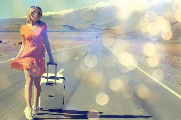 高速道路のスーツケースを着たセクシーな女の子 夏の旅行の自由 女性の観光客 — ストック写真