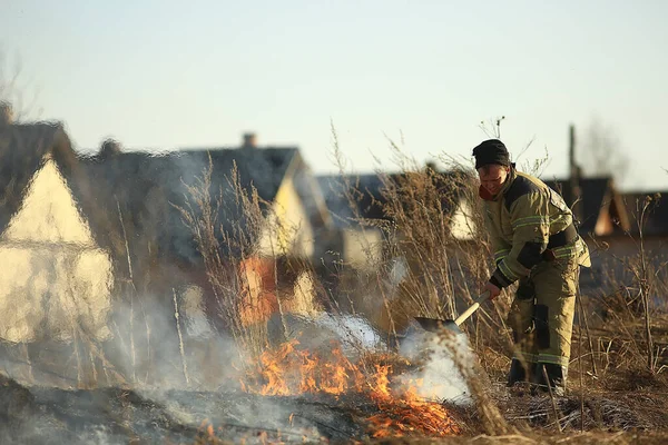 Vologda Rusya Nisan Çimler Yanıyor Yangın Devam Ediyor Bir Itfaiyeci — Stok fotoğraf