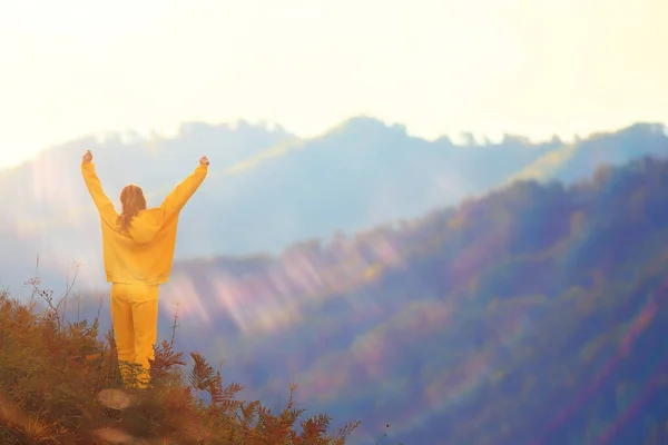 Dağ Kızı Ellerini Kaldırdı Macera Doğa Özgürlüğü Kadın — Stok fotoğraf