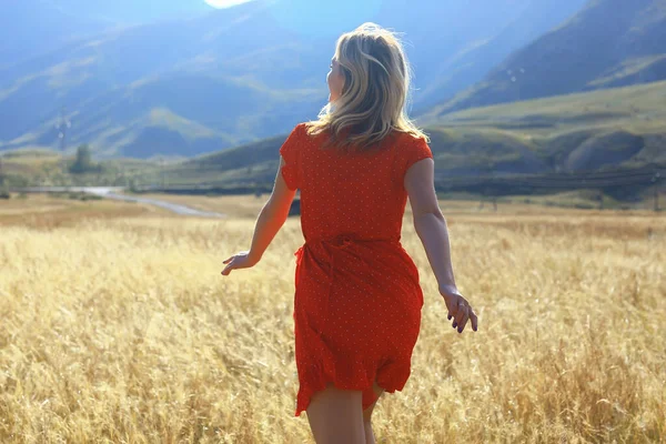 Montagna Viaggio Campo Ragazza Libertà Felicità Concetto Attivo — Foto Stock