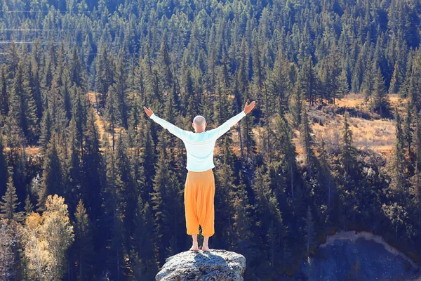 Buddhismus Meditace Cestování Muž Dělá Jógu Tradičních Žlutých Kalhotách Přírodě — Stock fotografie