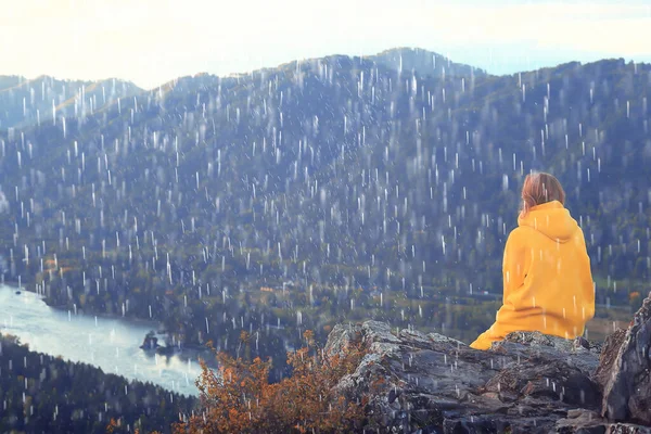 Bella Femmina Montagna Con Umore Meditazione Natura Paesaggio Estate — Foto Stock